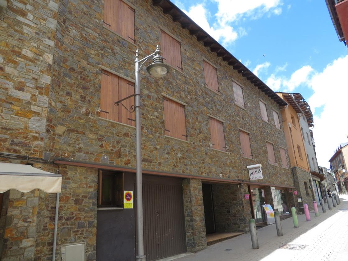 URBANA. Entidad número NUEVE. Vivienda duplex situada en la planta bajo cubierta, A, de edificio, ubicado en la calle Raval, número Treinta y seis, de Llívia. Referencia Catastral: 6519217DH1061N0009IG. Inscrita en el Registro de la Propiedad de Puig - Imagen 1