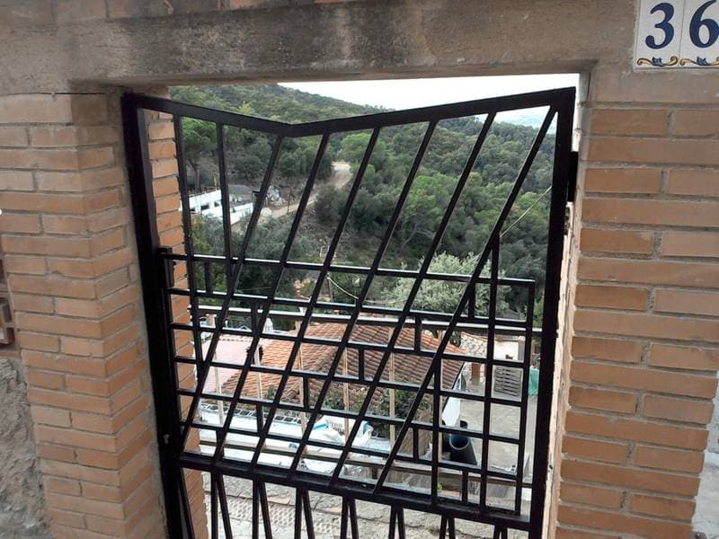 URBANA. CASA, destinada a vivienda, de planta baja solamente, ocupando lo edificado una superficie de cincuenta y siete metros cuadrados, construida en el interior de aquella extensión de terreno en término de Sant Fausto de Campcentelles, procedente - Imagen 1