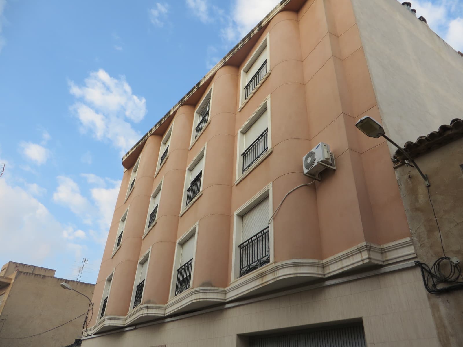 URBANA: Edificio sito en Albatera, calle Francisco Juan Follana, 46, es de tipo A, tiene una superficie construida de ciento cuarenta y cinco metros y cincuenta y ocho decímetros cuadrados, y útil de ciento veintitrés metros y noventa y un decímetros - Imagen 1