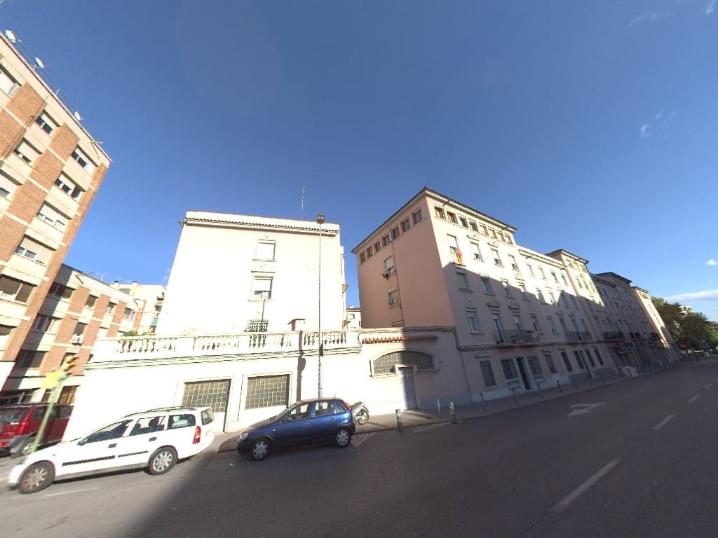 URBANA.= ENTIDAD NÚMERO TREINTA DE LA COMUNIDAD.- VIVIENDA, sita en la planta o piso CUARTO, puerta SEGUNDA del edificio sito en Sabadell, con entrada por la Avenida de Barberà número cuatrocientos veinticuatro. Consta de comedor, cocina, tres dormit - Imagen 1
