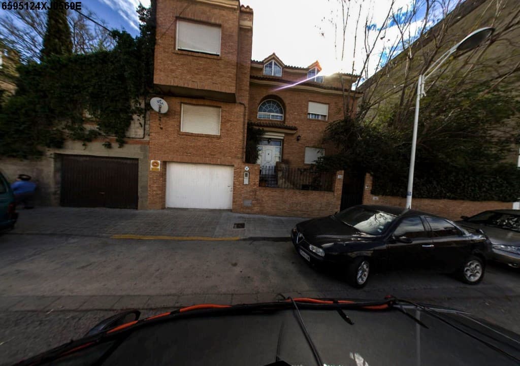 Vivienda unifamiliar en construcción, situada en Montserrat, Avenida de Jaume I, número cuarenta y ocho de policía, compuesta de planta semisótano, plantas baja y primera con vivienda tipo dúplex, y planta segunda como buhardilla - Imagen 1