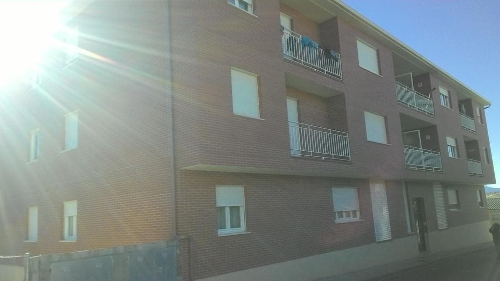 URBANA: VIVIENDA, situada en la planta SEGUNDA señalada con la letra B, del Edificio destinado a doce viviendas, doce garajes y doce trasteros sito en la Calle Las Traseras s/n, de Jadraque (Guadalajara). Tiene una superficie construida de ciento cua - Imagen 1