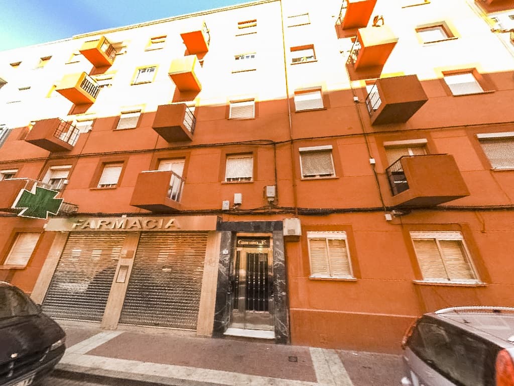 - URBANA: Número TREINTA Y UNO de orden. Piso tercero, letra C, tipo dos, en la planta tercera, situado en la escalera de la izquierda, entrando por el portal de la casa número treinta y cinco de la calle de Caamaño, de Valladolid. Consta de cuatro h - Imagen 1