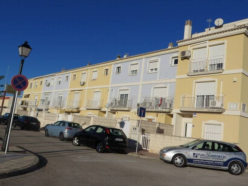 Vivienda unifamiliar señalada con la letra A ,compuesta de planta baja y dos plantas altas superiores . Ocupa una superficie de setenta y ocho metros ochenta decímetros cuadrados de los cuales dieciocho metros sesenta y tres decímetros cuadrados , so - Imagen 1