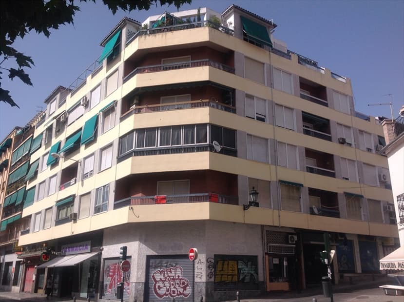 URBANA: NÚMERO DOS. Local comercial A, en la planta baja o primera. partir de la rasante de la calle, de la casa número 1 de la Placeta de San Isidro, de Granada, señalado con el número 2 y destinado a local comercial. Ocupa una superficie de ciento - Imagen 1