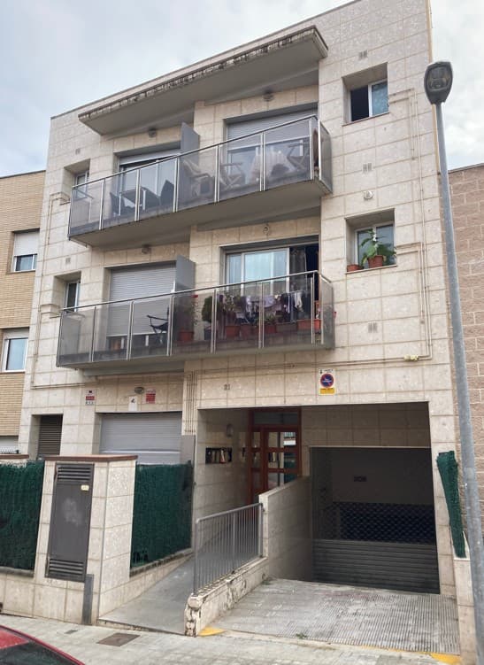 DATOS REGISTRALES: URBANA: ENTIDAD NÚMERO CUATRO BIS. PLAZA DE APARCAMIENTO Y TRASTERO, sitos en la planta sótano del edificio en Tordera, con frente al Pasaje Morell, veintiuno, señalados como PLAZA DE APARCAMIENTO Y TRASTERO NÚMERO CUATRO. La plaza - Imagen 1
