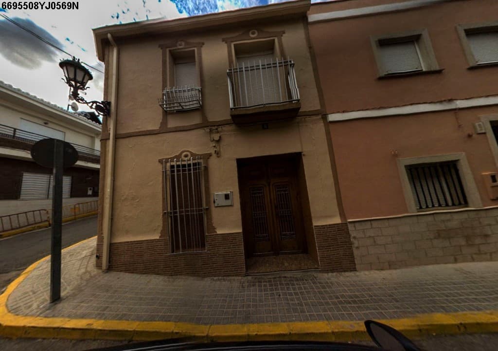 CASA sita en MONSERRAT, en la PLAZA MIGUEL HERNANDEZ, número ocho, con fachada también a la calle San Vicente. Tiene una superficie de solar de CIENTO CINCUENTA Y DOS METROS CUADRADOS. - Imagen 1