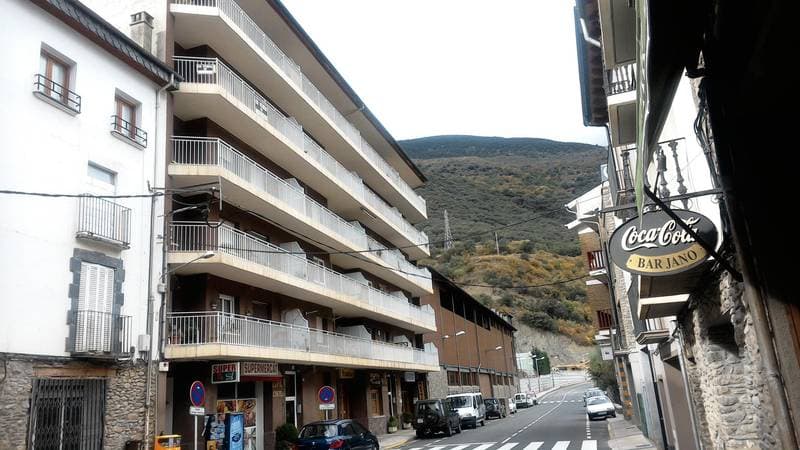 Urbana: Entidad número veinte. Vivienda o puerta primera de la planta tercera, a la que se accede por la escalera B, que formaparte de una casa-habitación, sita en Rialp, con frente a la carretera de Balaguer a Francia; de superficie ochenta y nueve - Imagen 1
