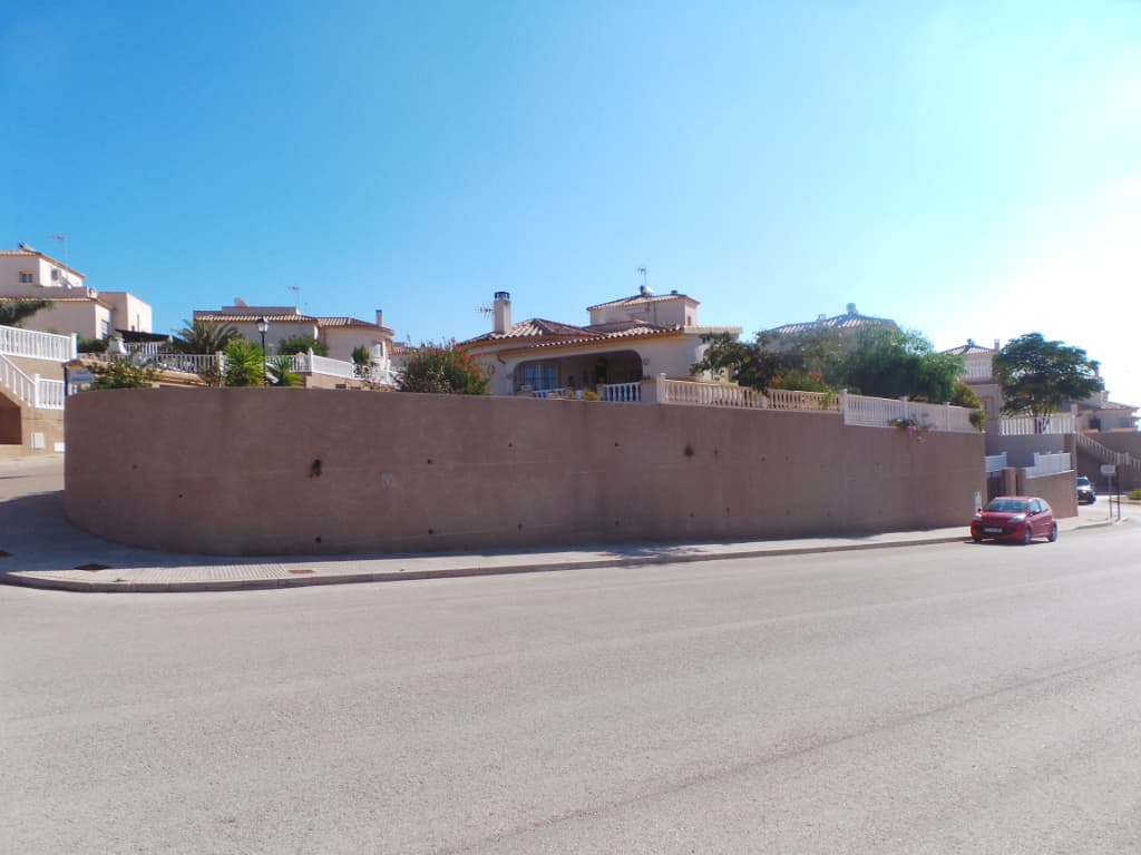 50,00% de Propiedad plena de URBANA: ENTIDAD NUMERO CINCUENTA.- Vivienda unifamiliar aislada, número CINCUENTA, de tipo Castalla, sita en la Manzana R-6 de la Urbanización Els Campellos, en término municipal de Castalla, con acceso desde la calle Zar - Imagen 1