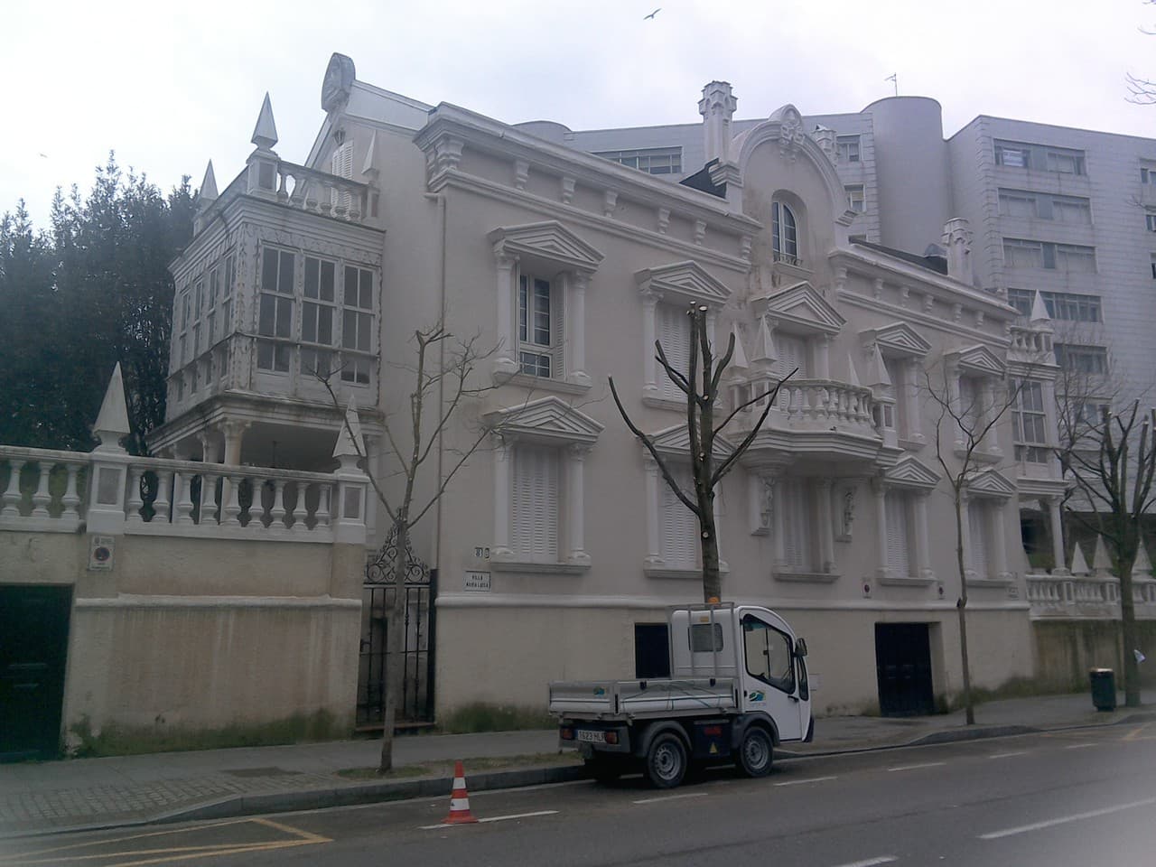 FINCAS 20696 y 20764. URBANA: CHALET, en el paseo de Pérez Galdós de Santander, número ocho, de la denominada "Villa Rosalía", hoy llamada " VILLA TRUEBA" (parte oeste) y "VILLA MARTÍN Y MARÍA LUISA" (parte este). - Imagen 1