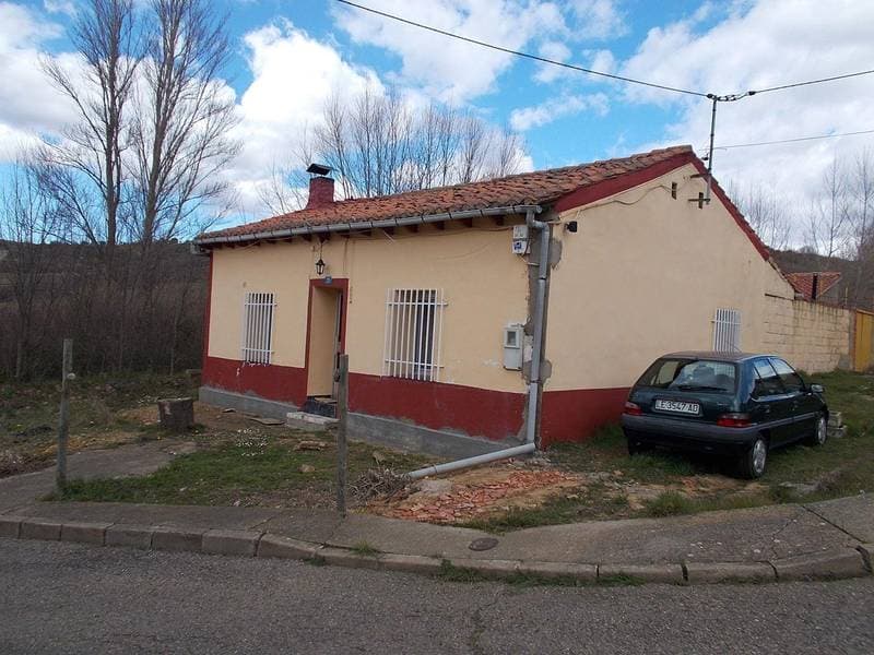 Inmueble urbano de uso residencial localizado en Cl. Barrio número 25 de Carbajal de la Legua, Ayuntamiento de Sariegos. Tiene una superficie gráfica de 488 metros cuadrados y una superficie construida de 89 metros cuadrados. Referencia catastral: 67 - Imagen 1