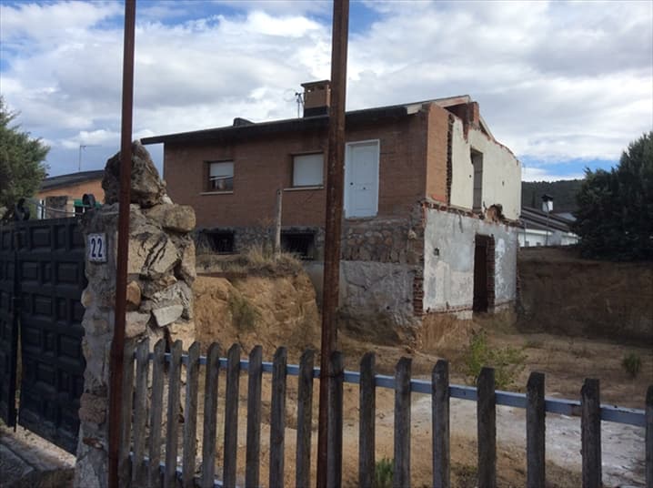Finca urbana situada en calle la viña 22 de Pelayos de la Presa. Parcela de terreno al sitio de la VIña señalada con el núm. once del plano de parcelación, hoy calle la Viña núm. 22. Sobre la misma Vivienda Unifamiliar de una sola planta. Superficie