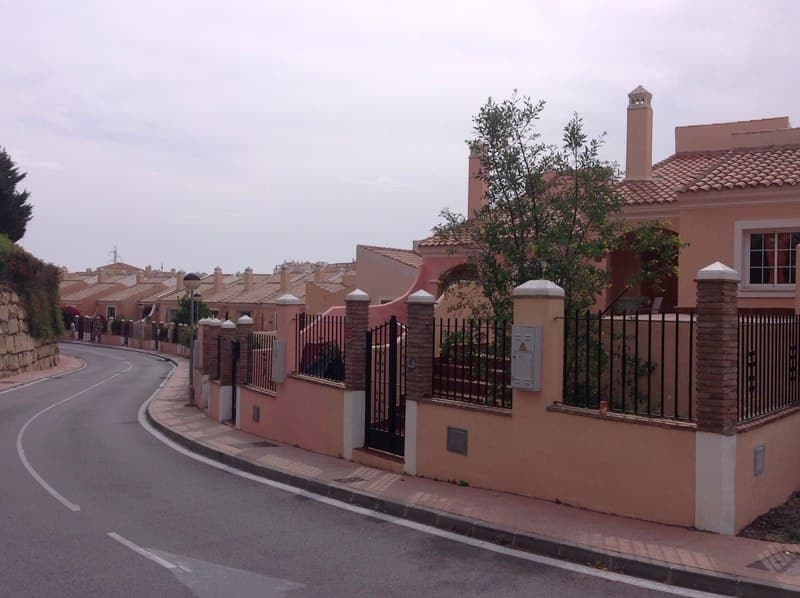 Urbana.- NUMERO VEINTISEIS.- Vivienda unifamiliar adosada, señalada con el número 26, del CONJUNTO V, denominado REFUGIO DE RIVIERA II, situado en la parcela señalada con los números 31 al 41, de la CUARTA FASE, de la URBANIZACION RIVIERA DEL SOL, de - Imagen 1