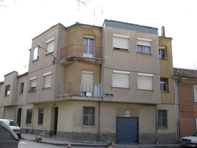 FINCA URBANA, enclavada en la casa número trece, hoy veinte, de la Plaza de los Deportes de esta ciudad de Segovia.- FINCA NÚMERO DOS.- VIVIENDA EN PLANTA BAJA. Se compone de vestíbulo, estar-comedor, tres dormitorios, cocina y aseo. Tiene una extens - Imagen 1