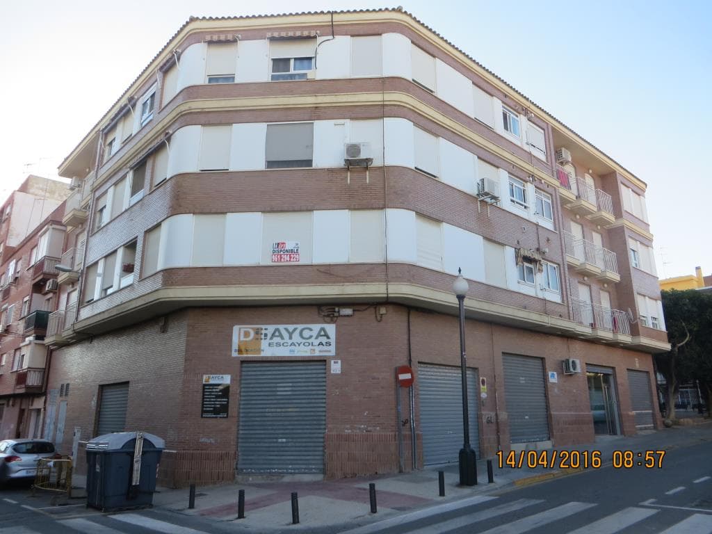 URBANA: DOCE.- Vivienda en planta baja, tipo F, del bloque 2, con acceso individual desde la calle de San Alfredo, señalada con el número 6-C de policía urbana, sito en Torrent, Barrio de los Caracoles. Tiene las siguientes superficies: construida co
