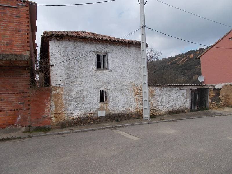 URBANA- Construcción destinada a uso INDUSTRIAL sita en la PZ ERAS número CUATRO de la localidad de PEDREGAL Ayuntamiento de LAS OMAÑAS (LEÓN). Parcela construida sin división horizontal. Tiene una superficie gráfica de terreno de cuatrocientos trein - Imagen 1