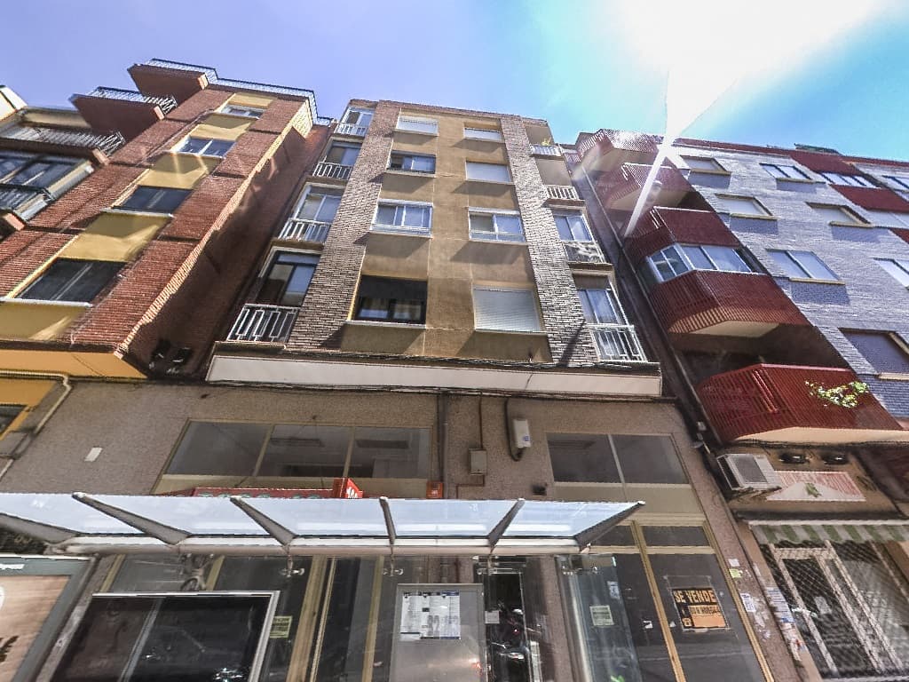 URBANA, PISO TIPO A, nº 6 de orden, en la planta tercera, situado a la izquierda, subiendo por la escalera de la casa de esta ciudad, en el Paseo de San Vicente nº 35. Ocupa una superficie útil de 73 metros y 65 decímetros cuadrados. Consta de cuatro - Imagen 1