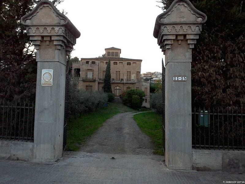 “L’edificació es compon del següent: habitatge unifamiliar de superfície mil vint-i-quatre metres quadrats, una bassa de 50m2 i un magatzem de 248m2, és a dir, una total superfície construïda de 1.322m2, 642m2 en planta baixa i 680m2 en plantes pisos - Imagen 1