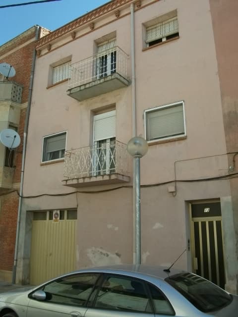DESCRIPCIÓN: Finca URBANA.- casa señalada con el número setenta y tres de la calle del Carmen de Almacellas, compuesta de bajos, destinados a cuadra, un piso con una vivienda y desván. De superficie doscientos dos metros, cincuenta decímetros cuadrad - Imagen 1