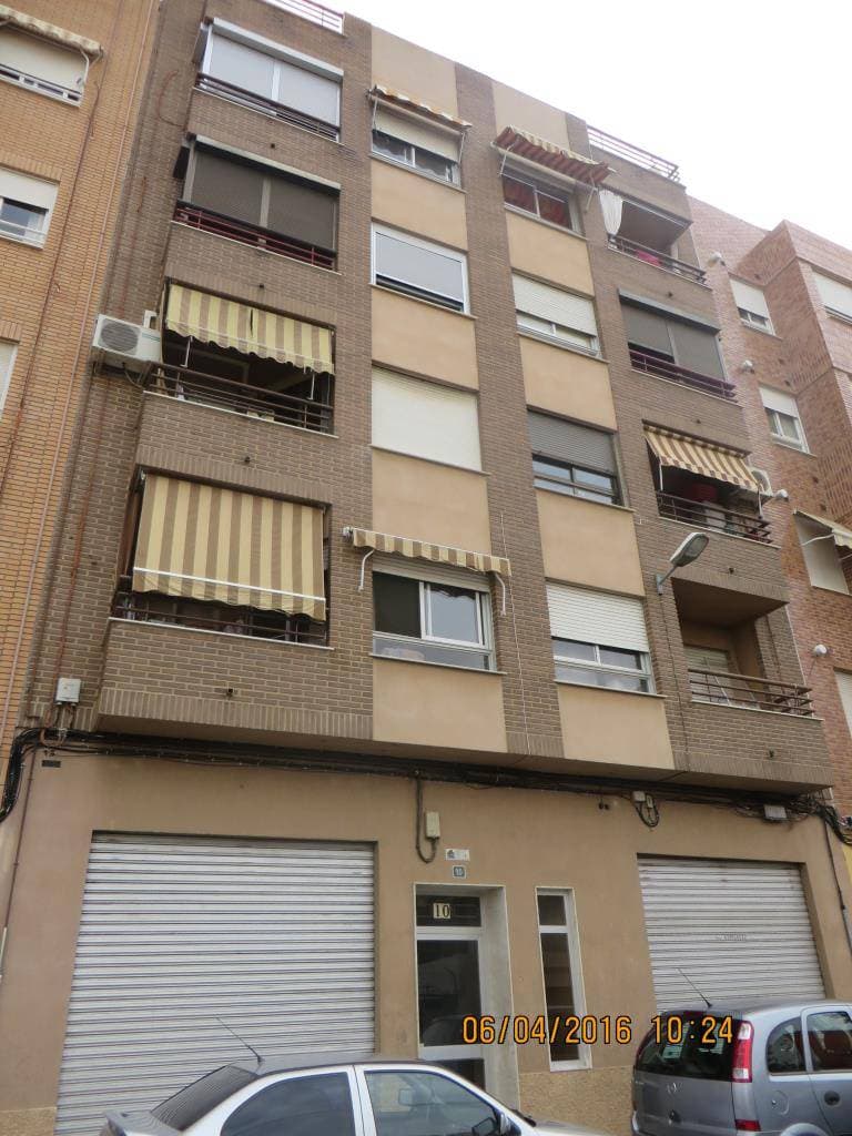 URBANA: NUEVE.- Vivienda de la izquierda subiendo, del piso cuarto, puerta siete; que forma parte del edificio en Torrent, calle San Carlos número diez. Con distribución propia para habitar. Ocupa una superficie útil de setenta y seis metros y novent - Imagen 1