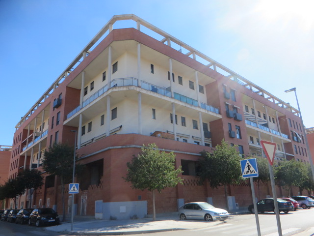URBANA.- NÚMERO SESENTA Y DOS.- VIVIENDA LETRA H, situada en la planta cuarta, sin contar la baja, del edificio, con acceso por el portal 2.Tiene una superficie construida de 91,93 metros cuadrados, y útil de 68,95 metros cuadrados.Consta de recibido - Imagen 1
