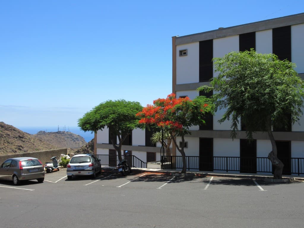 Finca Nº 12.062 (antes 47.480) de Santa Cruz de Tenerife, Folio 30, Tomo 1.563del Archivo , Libro 208, Inscripción 3ª y 5ª del Registro de la Propiedad Núm. Uno de Santa Cruz de Tenerife.
