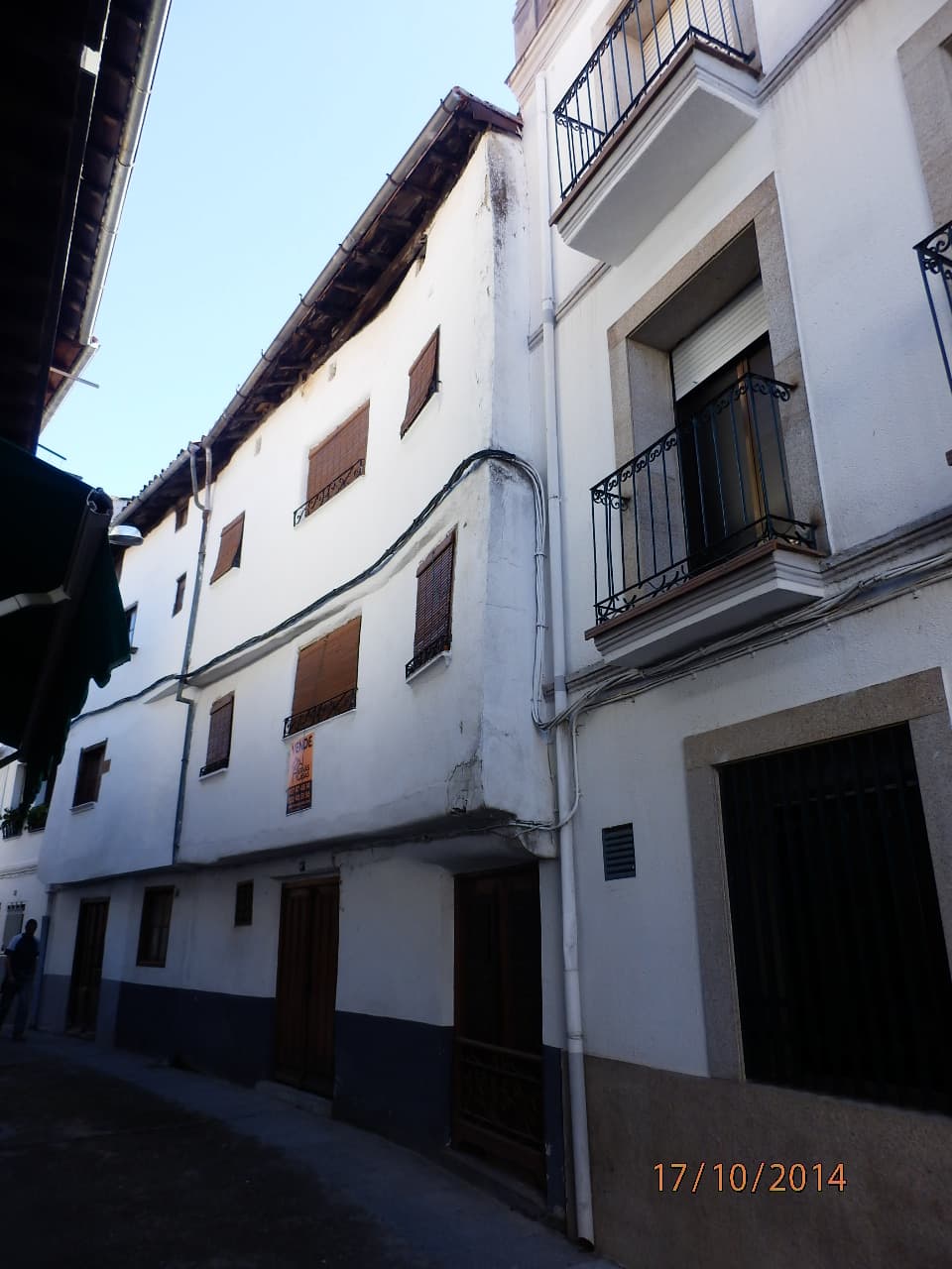 URBANA.- CASA sita en HERVÁS, en la calle CENTIÑERA, señaladacon el número 7. Está compuesta de una planta baja de ochenta y cuatro metros y cincuenta decímetros cuadrados, y el segundo de cuarenta y nueve metros cuadrados; y un desván también de cua - Imagen 1
