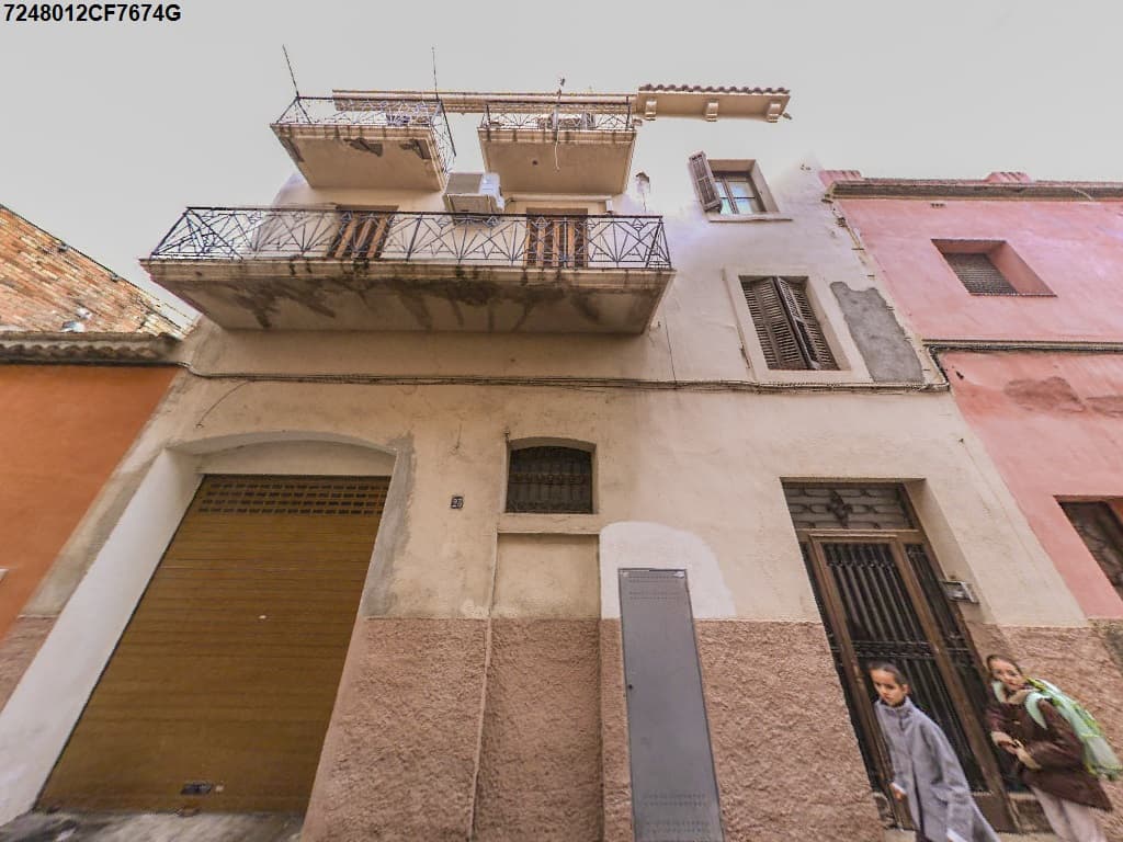 URBANA: LOCAL sito en los bajos o planta baja de la casa señalada de número 23 de la calle General Prim de El Vendrell (actualmente C/ De l'U d'octubre, 23) Consta de una sola nave. Ocupa una total superficie útil aproximada de noventa y un metros cu - Imagen 1