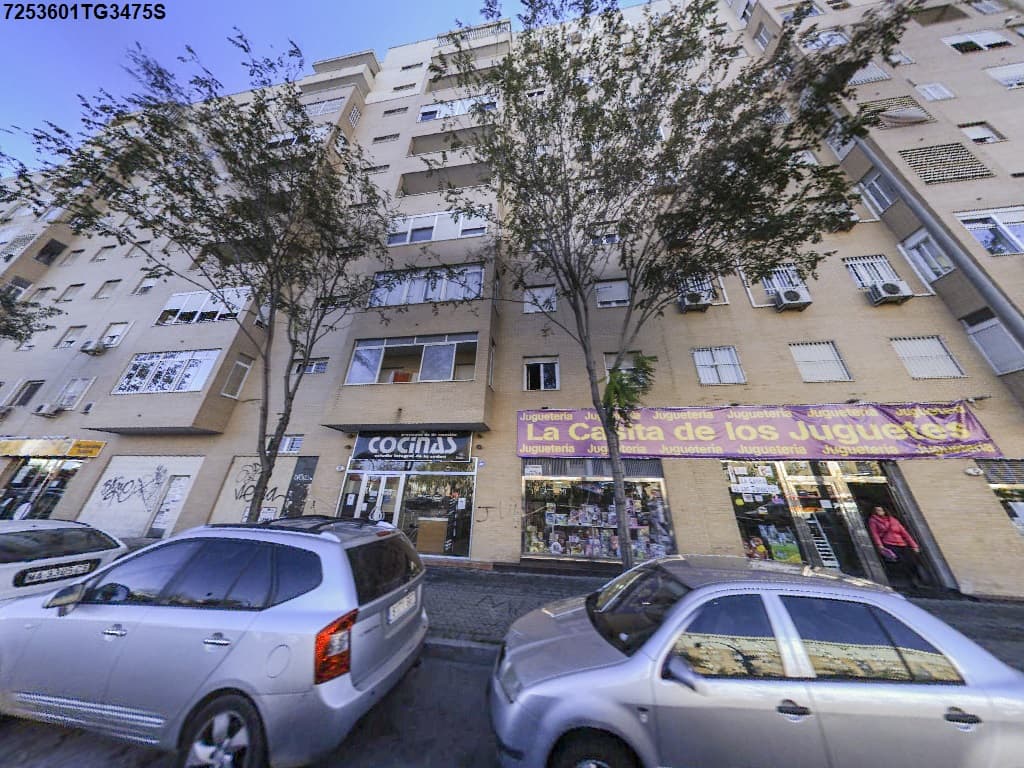 Vivienda- piso en Sevilla. Calle Carteros 4, portal A, segundo piso. de 69,00 metros cuadrados de superficie útil. Vivienda tipo VPO. Más anejos inseparables aparcamiento y trastero.