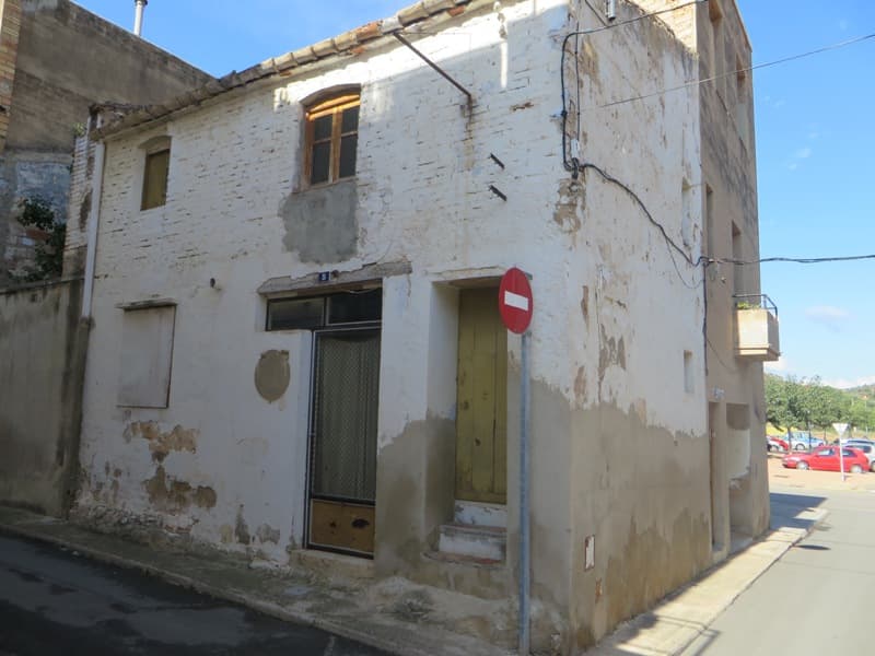 URBANA: CASA de planta baja y un piso, sita en el PERELLO, calle del Sol, número 5. Tiene una superficie de noventa y ocho metros cuadrados. Linda: frente, calle de su situación; derecha, Francisco Martí; izquierda, José Martí; y fondo, barranco, hoy - Imagen 1