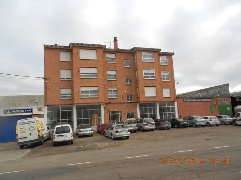 Piso con destino a vivienda que se encuentra formando parte de un edificio compuesto de bajo y tres plantas, en la Calle Carretera de Palencia a Riaño número tres, Piso 2º B (Dcha.) en término de Saldaña. Tiene una superficie construida de ciento tre - Imagen 1