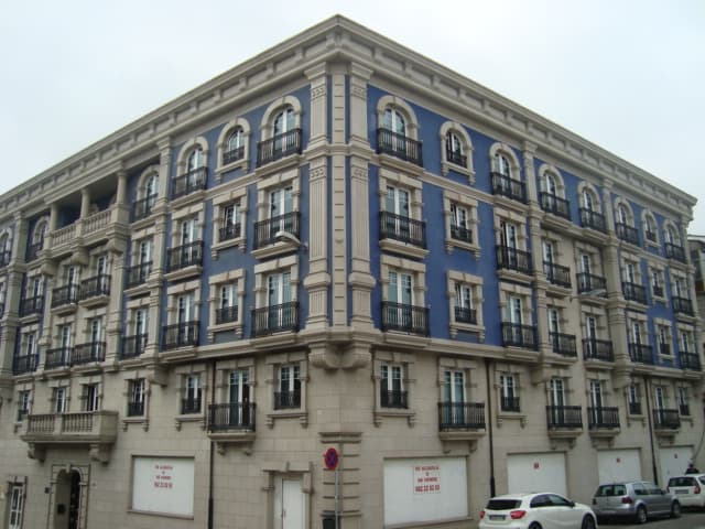 FINCA Nº 97.492 y sus anejos URBANA, del edificio sito en la Ronda de la Muralla, número 142, de la ciudad de Lugo, conocido con el nombre de RESIDENCIAL LUGO ROMANO: NÚMERO TREINTA Y TRES. VIVIENDA DÚPLEX LETRA E., situada en la cuarta planta alta y - Imagen 1