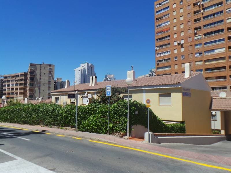 50% en pleno dominio con caracter privativo : Bungalow señalado con el número 25, forma parte del bloque Sur del grupo de bungalows del Complejo Residencial denominado DON MIGUEL III; FASE 1º, sito en Benidorm, Partida de La Cala, con fachada princip - Imagen 1
