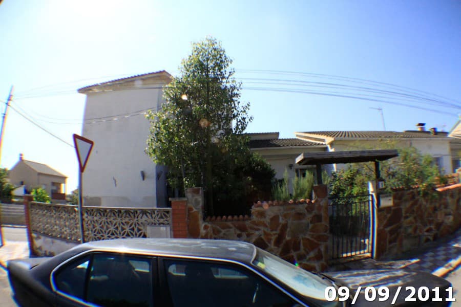 Casa con patio o terreno anejo. Planta baja solamente, en la que hay varias habitaciones y servicios de superficie sesenta metros cuadrados. El solar tiene una superficie de cinto cincuenta y cinco metros cuadrados de lo que lo edificado ocupa sesent - Imagen 1