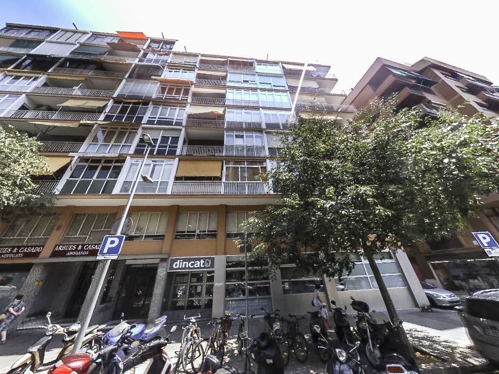 Urbana. Entidad número cuatro. Tienda cuarta en la segunda planta de la casa números noventa y noventa y dos de la calle Juan Güell, esquina Saleta, de Barcelona. Su superficie es de cuarenta y dos metros treinta y ocho decímetros cuadrados, teniendo - Imagen 1