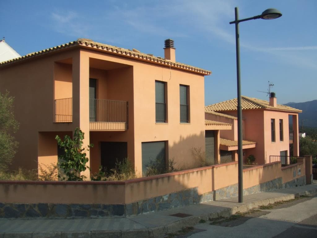 URBANA.- ENTIDAD UNO. VIVIENDA PAREADA CON LETRA A perteneciente al edificio compuesto de dos viviendas, situado entre las calles Oliveres, Pinyareda y de l’Era, en el término municipal de Agullana, Girona, tiene acceso por la calle Pinyareda… (…)... - Imagen 1