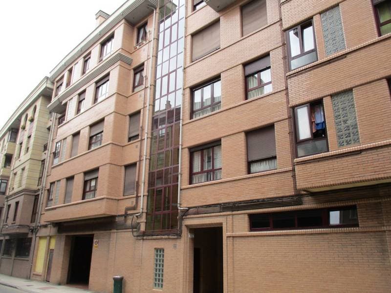 URBANA NUMERO VEINTICUATRO VIVIENDA TIPO K, EN DUPLEX DE LOS PISOS CUARTO Y QUINTO O BAJO CUBIERTA , CON ACCESO POR PUERTA ACTUALMENT K. DEL EDIFICIO SEÑALADO CON EL NUMERO 14 ACTUALMENTE DE LA CALLE FAVILA DE OVIEDO.MIDE UNA SUPERFICIE CONSTRUIDA DE - Imagen 1