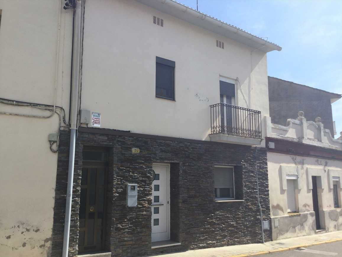 DESCRIPCIÓN: PLANTA BAJA PUERTA ÚNICA. Parte de la finca ubrana situada en Puig-reig, calle Les Abelles, número 69, destinada a vivienda, a la que se accede desde la mencionada calle mediante puerta desde el vestíbulo, con una superficie construida d - Imagen 1