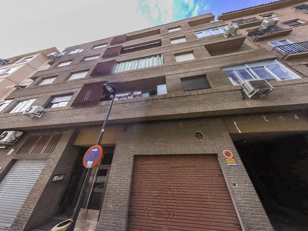 Vivienda urbana sita en la C/Minas nº 11-13, planta 2ª, puerta D de Zaragoza, de Sesenta y nueve metros, cincuenta y cinco decímetros cuadrados de superficie útil. Linda al frente, rellano escalera y pisos letra C y E de la misma planta, a la derecha