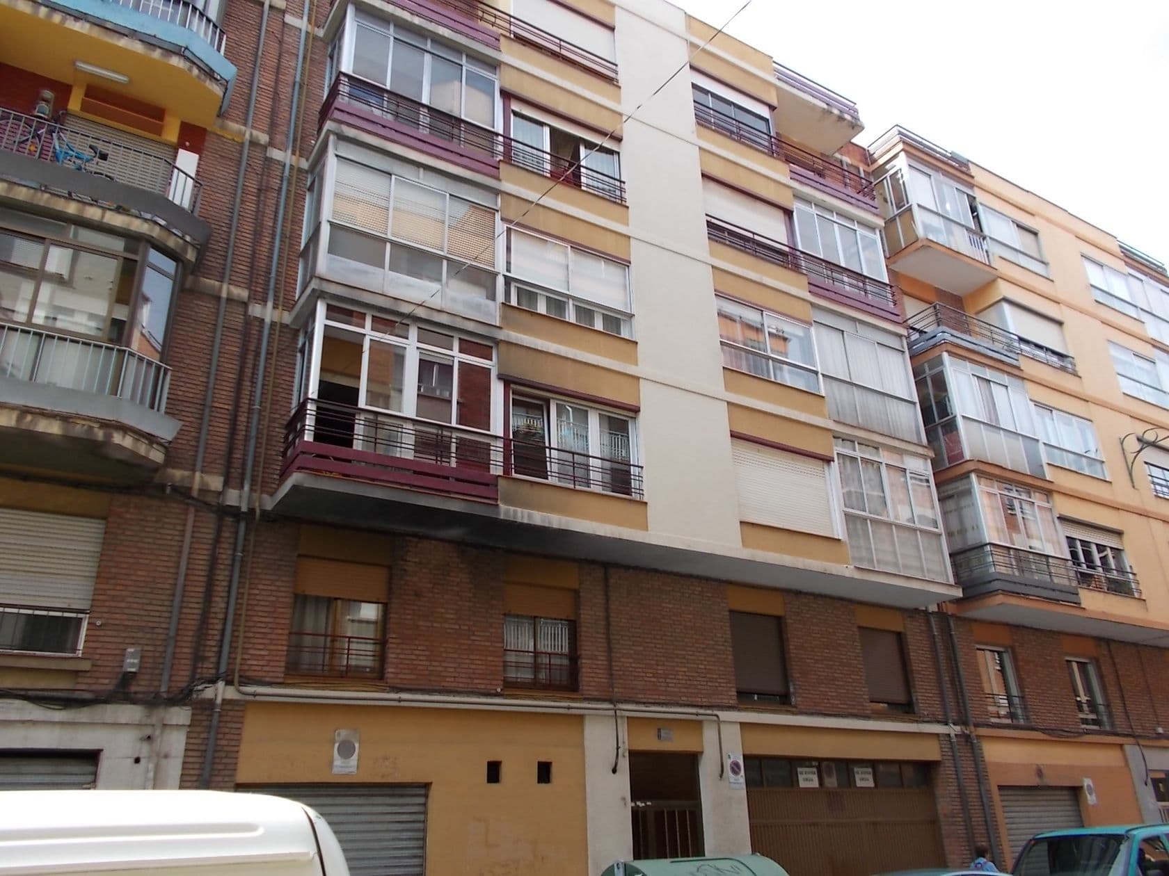 URBANA: FINCA NÚMERO ONCE. Vivienda izquierda subiendo escalera, de la planta quinta de viviendas de la casa número siete de la calle de Los Templarios de esta ciudad de León, que es del tipo B de la cédula y tiene en sí misma una superficie útil de - Imagen 1