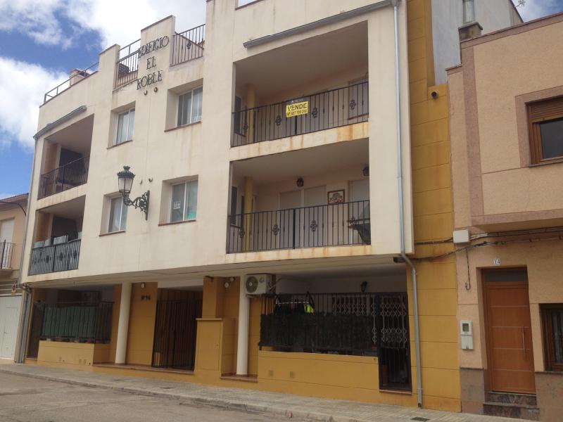 URBANA. Vivienda emplazada en planta primera, situada a la izquierda, entrando al total conjunto, compuesta de vestíbulo, salón-comedor, cocina con lavadero, tenderero, distribuidor, un aseo, un baño general, un dormitorio sencillo y dos dormitorios - Imagen 1
