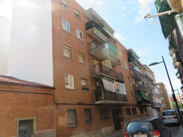 Finca urbana, vivienda sita en C/ San Isidro nº 3, Azuqueca de Henares, planta cuarta interior derecha, con una superficie aproximada de 61,86 m², distribuida en vestíbulo, salón-comedor, tres dormitorios, aseo, cocina con tendedero y terraza. - Imagen 1