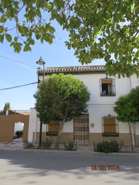 Número de finca 20.692 inscrita en el Registro de la Propiedad nº 2 de Santa Fe (Granda). DESCRIPCIÓN: URBANA: NÚMERO DOS.- VIVIENDA UNIFAM1LIAR NÚMERO DOS en el anejo de Valderrubio, término de Pinos Puente, calle Granada n° 18, que está distribuida