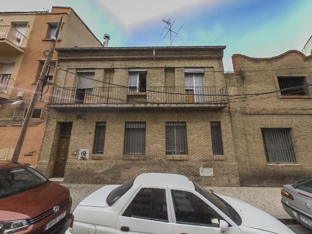 FINCA URBANA: ¿URBANA.- CASA SEÑALADA CON EL NÚMERO VEINTISIETE DEL CAMINO DEL VADO en ZARAGOZA. Se compone de dos plantas, en la baja esta la vivienda y cochera; y en la superior, solo vivienda. Tiene una superficie de ochenta metros cuadrados, y el - Imagen 1