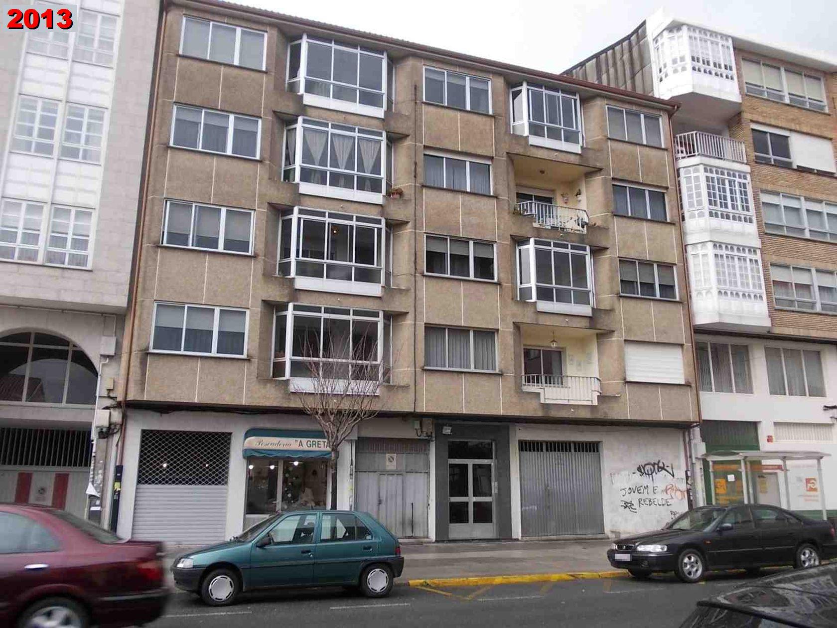 Avenida naturales número trece. Segundo derecha, visto de frente, izquierda subiendo por la escalera. De un edificio al sitio de Casanova, hoy avenida de Naturales número trece, en la parroquia y municipio de Fene. Vivienda de ochenta y nueve metros - Imagen 1