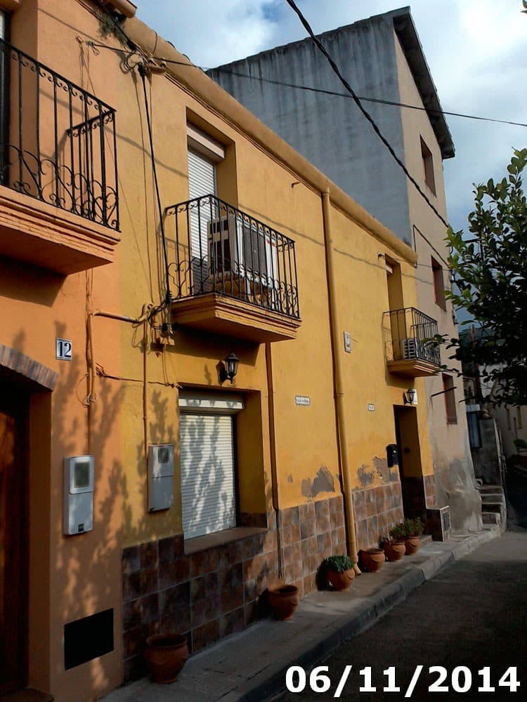 URBANA. CASA de un cuerpo, señalado con el número 8-10, compuesta de planta baja y un piso, con un patio unido a la misma, situada en la calle del Rector, del término de Santa Maria de Martorelles. Inscrita en el Registro de la Propiedad de Mollet de - Imagen 1