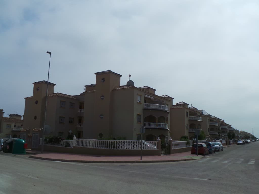 Vivienda en planta baja del bloque 13 sobre la Parcela R9, Sector La Cuerda, término municipal de Orihuela, formando parte de la Urbanización Residencial Zodiaco Beach 3. Está señalada con el número 84. De las dos alas de que consta el bloque está si - Imagen 1
