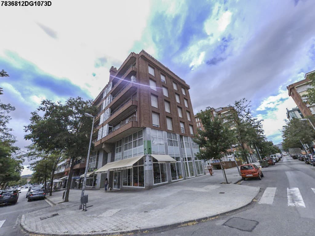 100 % PLENA PROPIEDAD DE: URBANA: Número OCHO.- PLAZA DE APARCAMIENTO en un conjunto de edificio sito en esta ciudad, denominados Bloque 1, que tiene su frente por el Passeig de Lluis Muncunill, número dieciséis, y Bloque 5-6, con dos escaleras indep - Imagen 1
