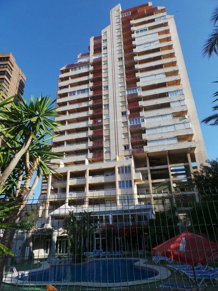 100,00% de Propiedad plena de COMPONENTE VEINTIUNO.- Apartamento señalado con la letra D de la décimo-quinta planta alta del edificio denominado EL FARO, sito en Benidorm, Avenida de Santander, sin número.- Ocupa una SUPERFICIE cerrada distribuida en - Imagen 1