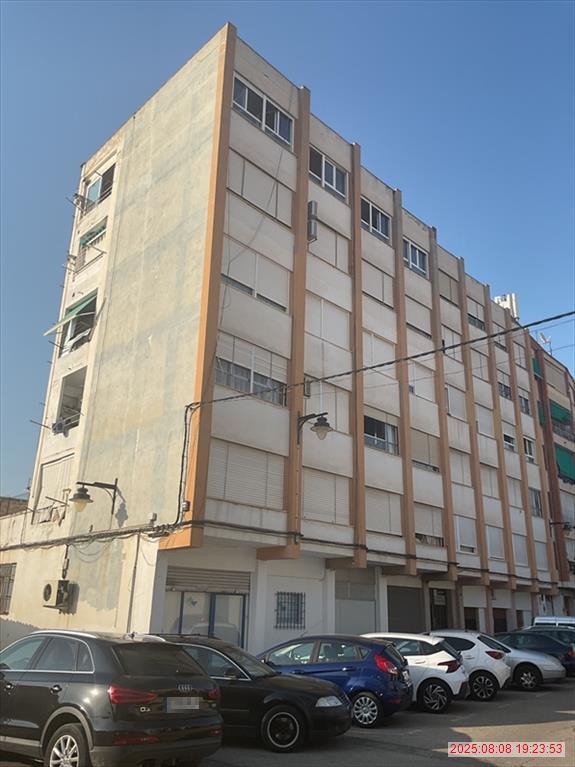 URBANA: numero once. vivienda puerta sexta. Situada en la segunda planta alta, recayente solo a ensanches del Mercado; consta de vestíbulo, tres dormitorios, comedor-estar, cocina con galería y aseo; mide ochenta y cinco metro cuadrados-85 m2.- Y lin - Imagen 1
